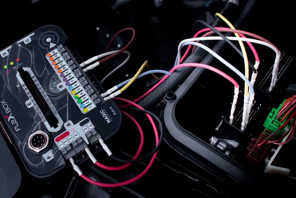 Unidad ECU del motor durante reprogramación